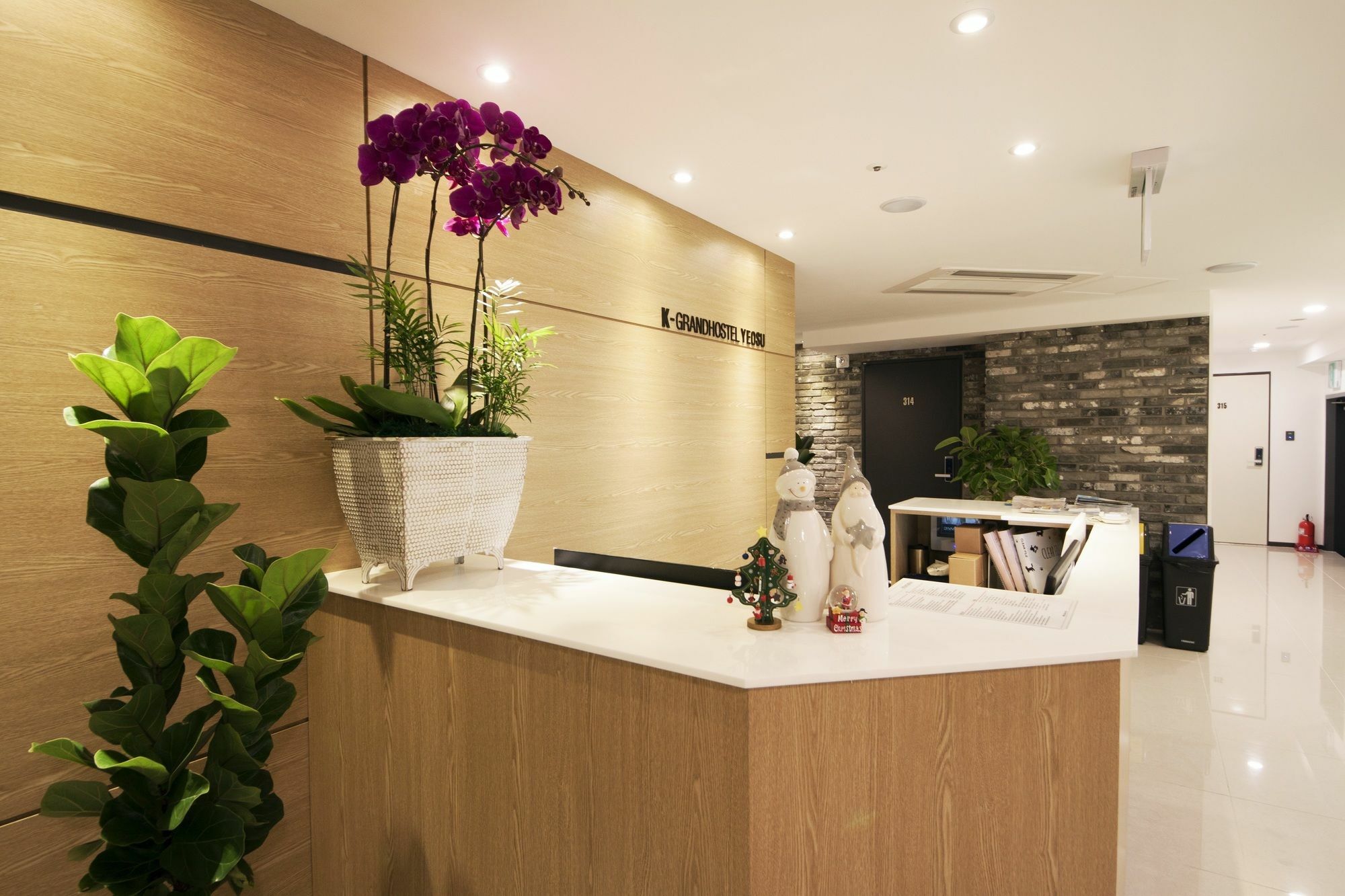 K-Grand Hostel Йосу Экстерьер фото